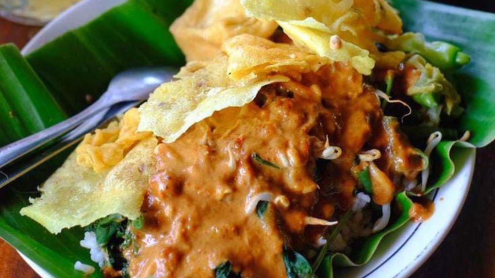 Nasi Pecel: Sejarah, Variasi, dan Rahasia Bumbu Kacang Khas Jawa